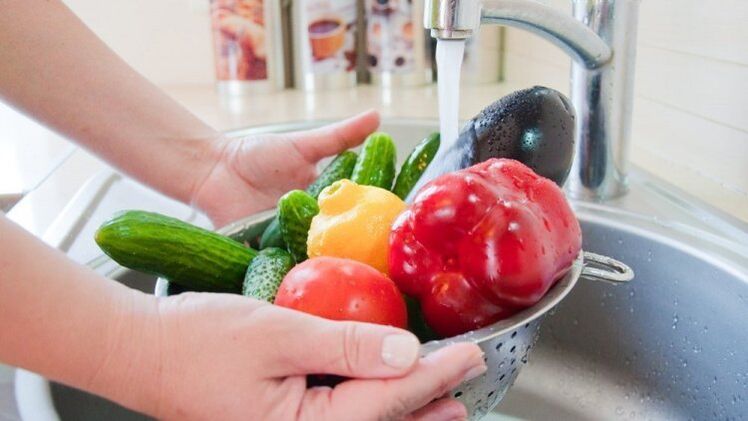 dārzeņu un augļu mazgāšana kā profilakses līdzeklis pret parazītiem